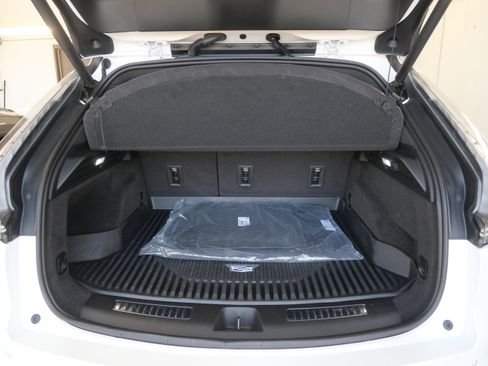 Used 2024 Cadillac XT4 Sport w/ Technology Package image 8