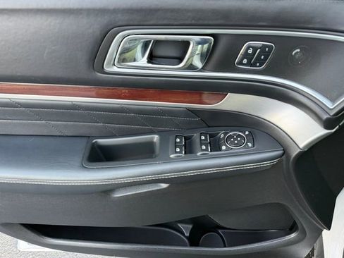 Used 2017 Ford Explorer Platinum image 13