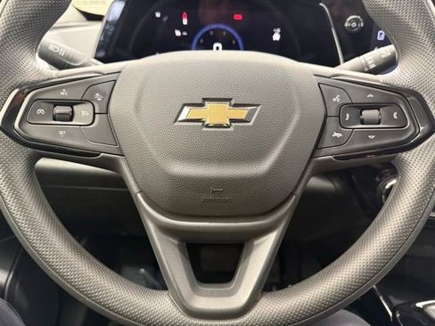 Used 2025 Chevrolet Trax LT image 38