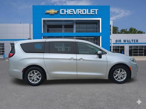 Used 2023 Chrysler Pacifica Touring-L FWD image 7
