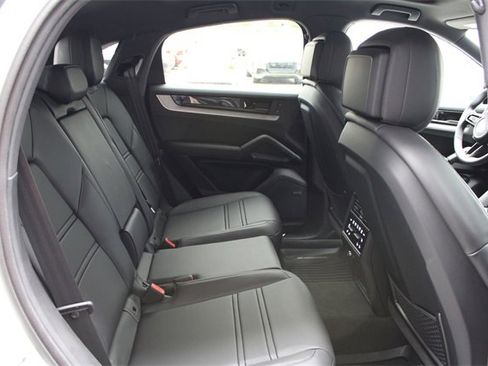 Used 2025 Porsche Cayenne Coupe image 24