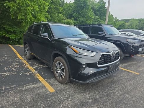 Used 2023 Toyota Highlander XLE AWD/4WD image 3