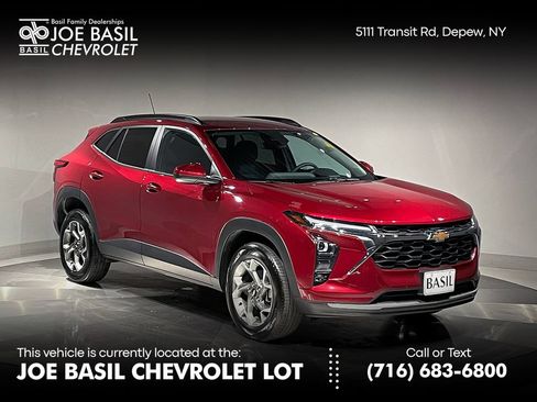 Used 2025 Chevrolet Trax LT FWD image 1
