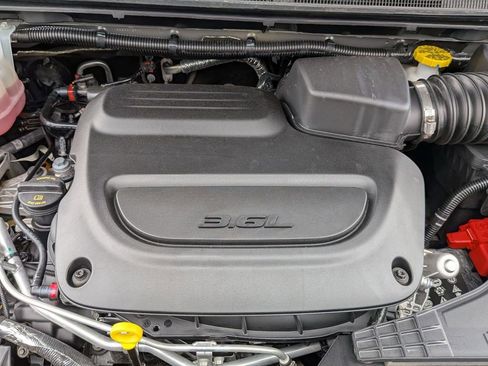 Used 2025 Chrysler Pacifica Select image 33