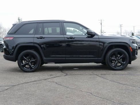 Used 2023 Jeep Grand Cherokee Altitude image 7