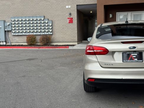 Used 2018 Ford Focus SE w/ SE Appearance Package image 4