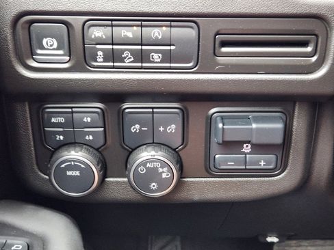 Used 2024 Chevrolet Tahoe Z71 w/ Luxury Package image 20