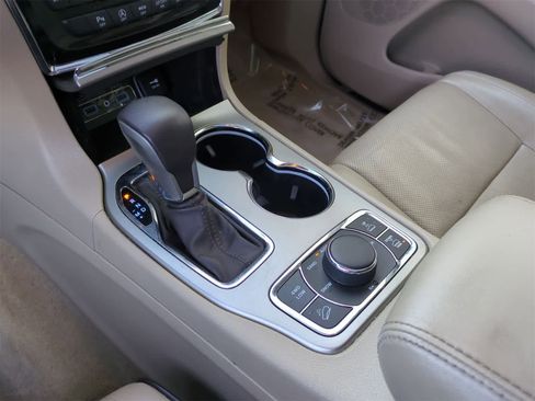 Used 2019 Jeep Grand Cherokee Overland image 32