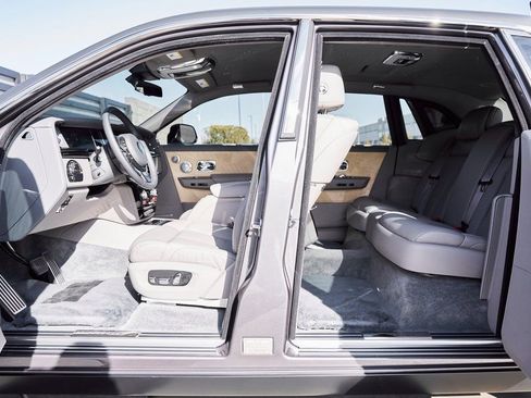 Used 2025 Rolls-Royce Phantom Sedan RWD image 33