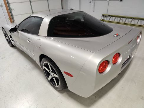 Used 2004 Chevrolet Corvette Coupe w/ Preferred Equipment Group RWD image 22