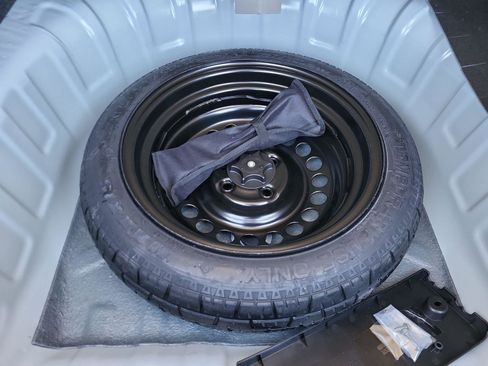 New 2025 Nissan Versa SR w/ Trunk Package image 28