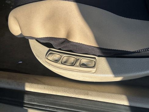 Used 2004 Saturn L-Series L300 image 23