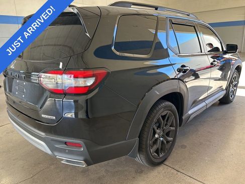 Used 2025 Honda Pilot Touring image 3