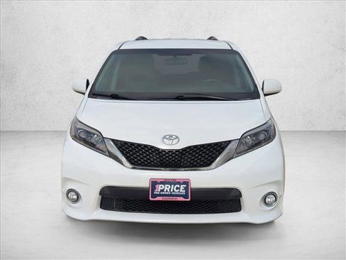 Used 2017 Toyota Sienna SE image 2