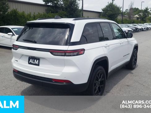 Used 2025 Jeep Grand Cherokee Altitude AWD/4WD image 5