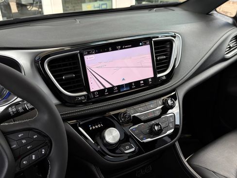 Used 2025 Chrysler Pacifica Limited FWD image 43
