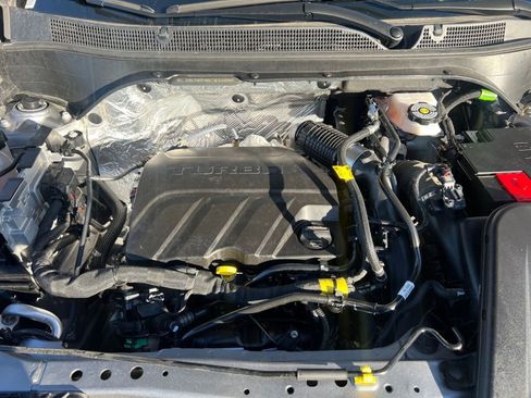 Used 2025 Chevrolet Trax LT image 32