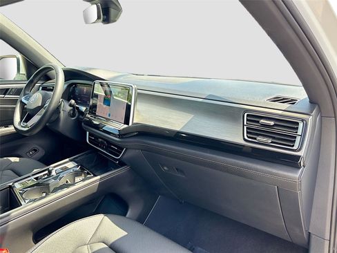 Used 2025 Volkswagen Atlas Cross Sport SE image 29