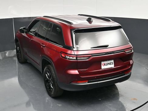 Used 2025 Jeep Grand Cherokee Altitude AWD/4WD image 49