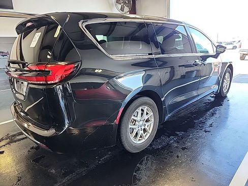 Used 2023 Chrysler Pacifica Touring-L image 3