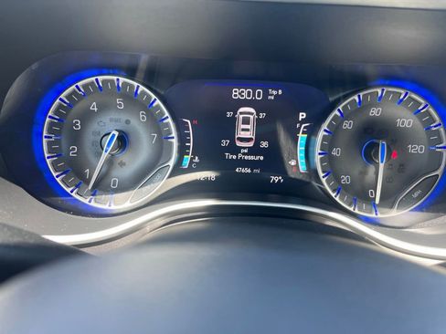 Used 2023 Chrysler Pacifica Touring-L FWD image 11