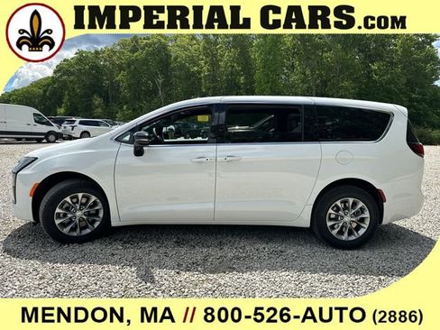 New 2027 Chrysler Pacifica Select AWD/4WD image 6