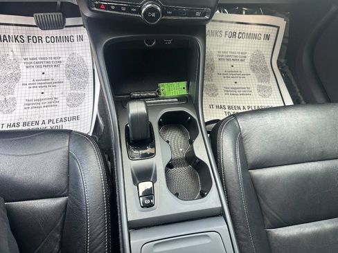 Used 2022 Volvo XC40 T5 Momentum AWD/4WD image 16