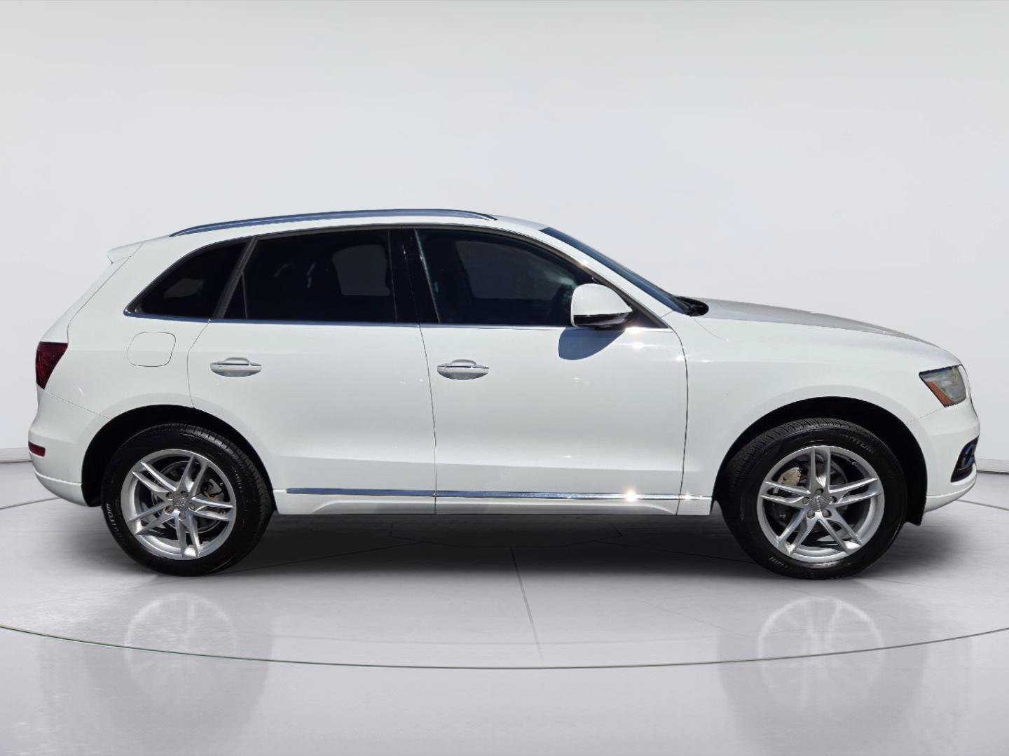 Used 2017 Audi Q5 2.0T Premium Plus w/ Technology Package AWD/4WD image 4