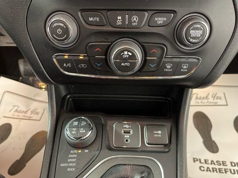 Used 2022 Jeep Cherokee Trailhawk w/ Comfort/Convenience Group AWD/4WD image 23