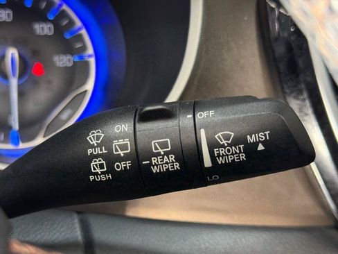 Used 2018 Chrysler Pacifica Touring-L FWD image 31