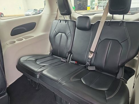 Used 2023 Chrysler Pacifica Touring-L FWD image 11