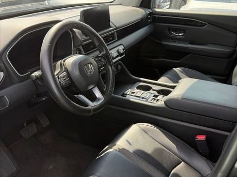 Used 2023 Honda Pilot Touring image 5