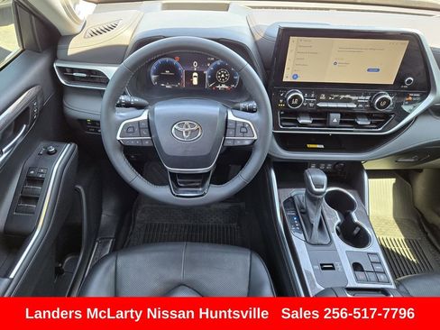 Used 2023 Toyota Highlander Platinum image 16
