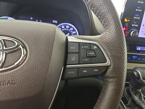 Used 2021 Toyota Sienna Platinum FWD image 18