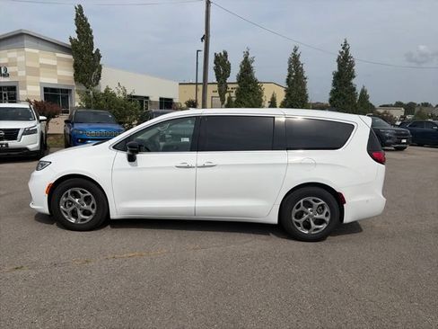 Used 2024 Chrysler Pacifica Limited w/ Trailer Tow Group FWD image 3