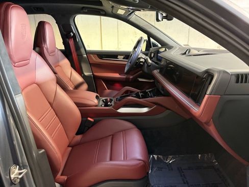 Certified 2026 Porsche Cayenne Turbo AWD/4WD image 22