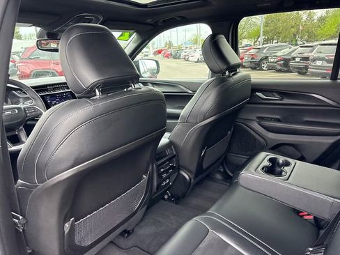 Used 2024 Jeep Grand Cherokee Altitude RWD image 9