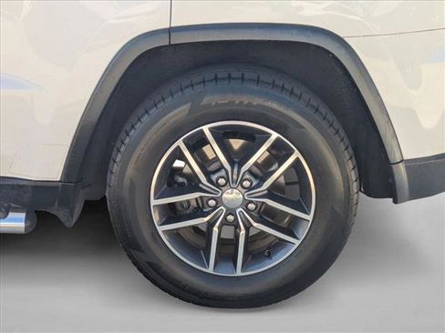 Used 2018 Jeep Grand Cherokee Laredo image 17
