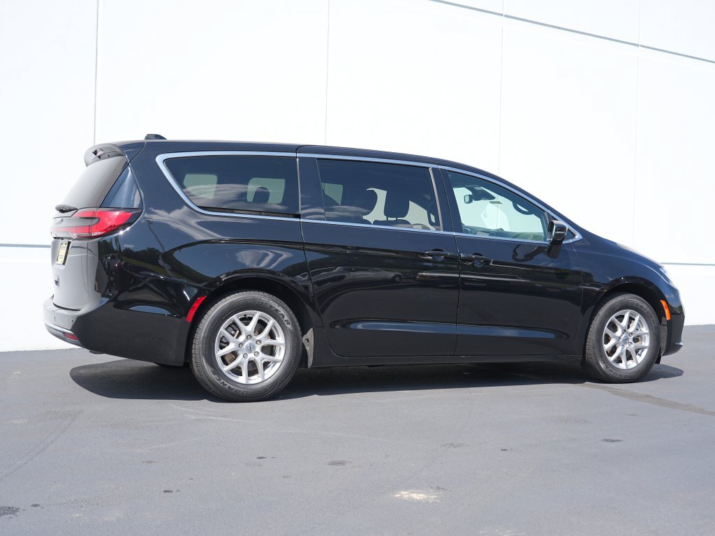 Used 2025 Chrysler Pacifica Select FWD image 2