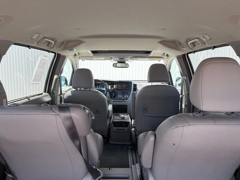 Used 2018 Toyota Sienna XLE w/ Carpet Mat Package FWD image 23