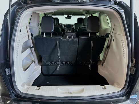 Used 2023 Chrysler Pacifica Touring-L image 24