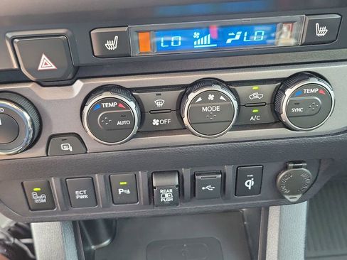Used 2021 Toyota Tacoma TRD Sport w/ TRD Premium Sport Package AWD/4WD image 19