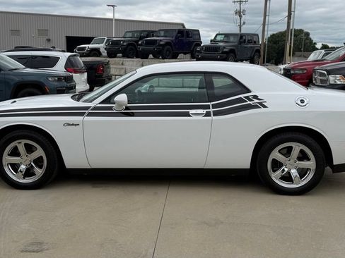 Used 2017 Dodge Challenger SXT RWD image 2