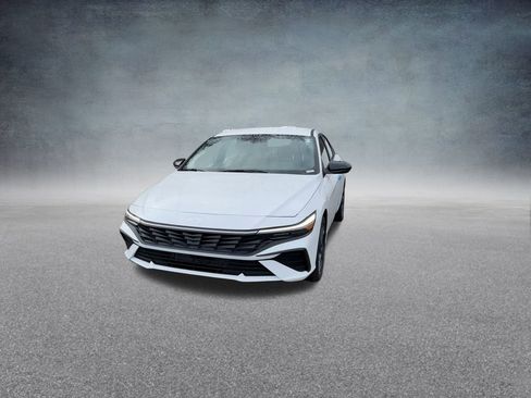 Certified 2025 Hyundai Elantra SEL image 30