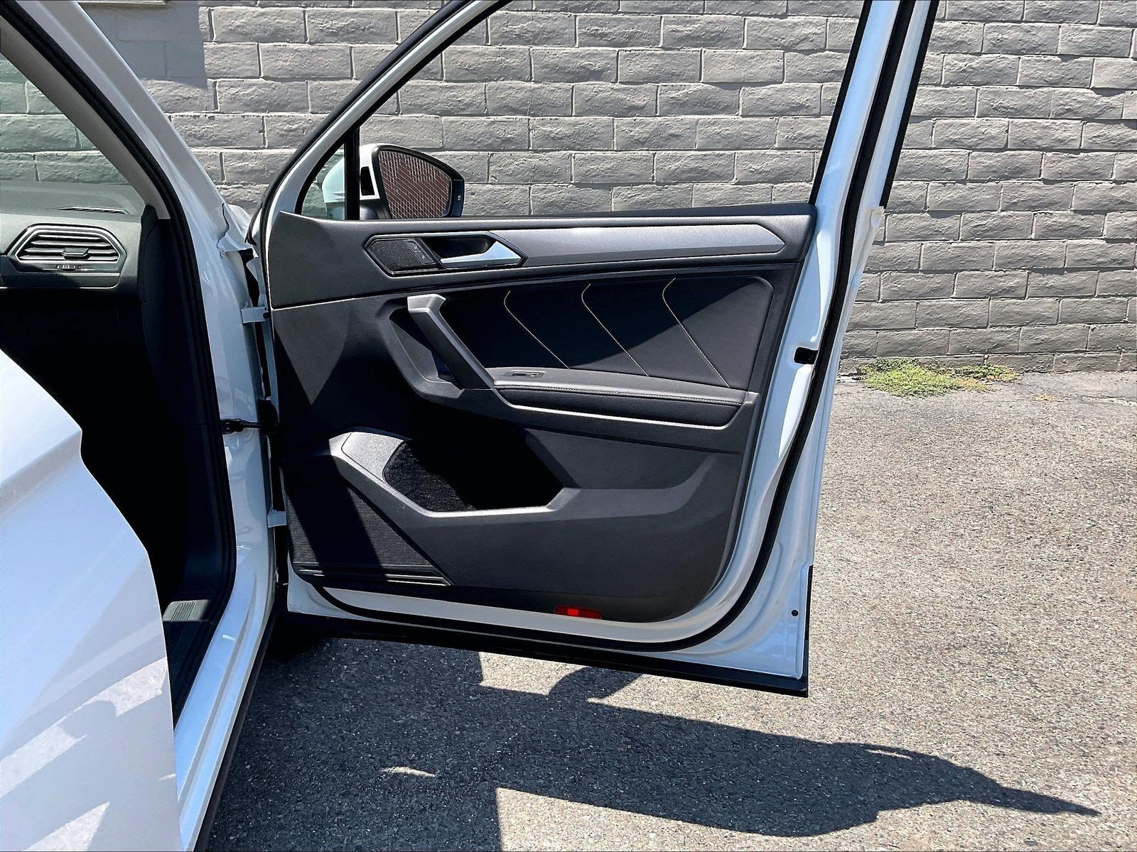 Certified 2022 Volkswagen Tiguan SE w/ Panoramic Sunroof Package AWD/4WD image 23