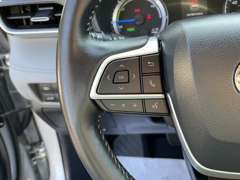 Used 2022 Toyota Highlander LE AWD/4WD image 19
