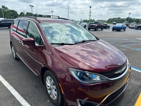 Used 2017 Chrysler Pacifica Touring-L FWD image 3