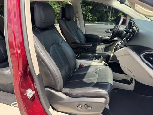 Used 2020 Chrysler Pacifica Touring-L Plus w/ Tire & Wheel Group FWD image 22