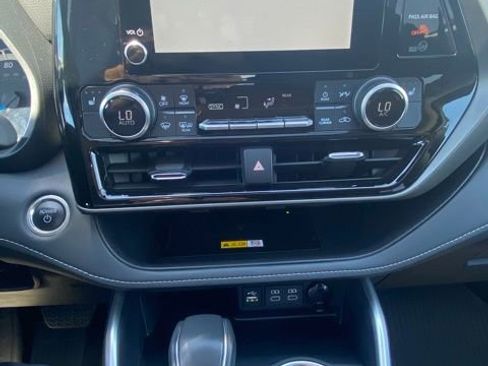 Used 2024 Toyota Highlander XLE AWD/4WD image 9