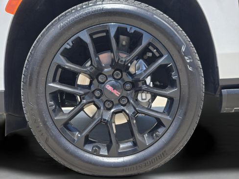 Used 2024 GMC Yukon Denali RWD image 38